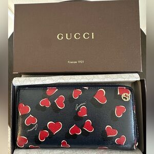 Gucci Heartbeat zip-around long wallet & box - Authentic. Navy Blue and Hearts